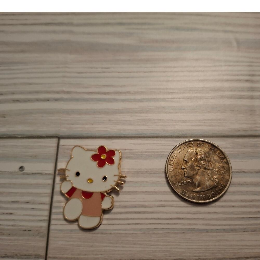 Hello Kitty Flower Enamel Pin - Picture 3 of 3